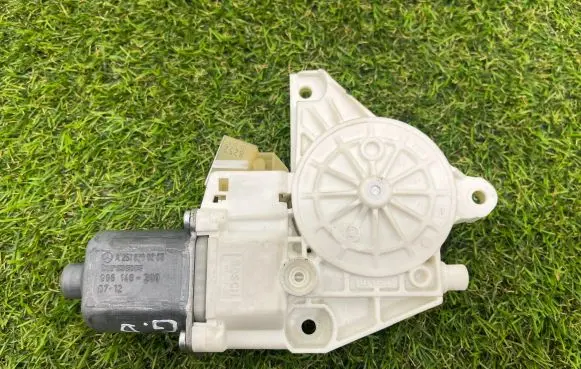 Mercedes-Benz R AMG W251 Rear door window regulator motor A2518200208 996149200