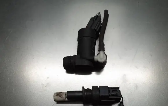 Ford Mondeo MK IV Windscreen/windshield washer pump 1S7117K624FE