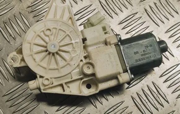 Mercedes-Benz GLK (X204) Front door window regulator motor A2048200142