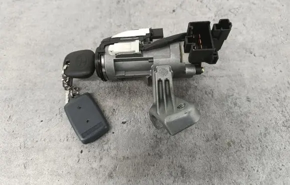 Toyota Corolla E120 E130 Ignition lock 45020024