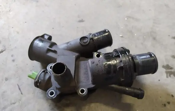 Ford Mondeo MK IV Thermostat housing 