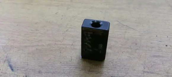 Volkswagen Touran I Fuel Injector clamp holder