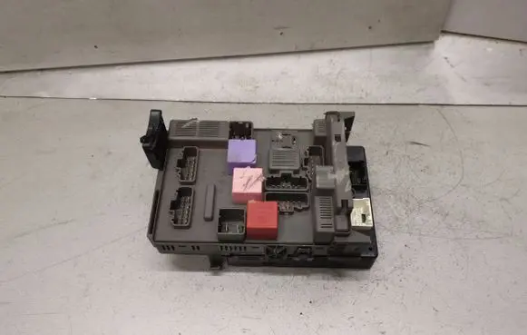 Renault Espace - Grand espace IV Fuse module 8200811971 8200660168