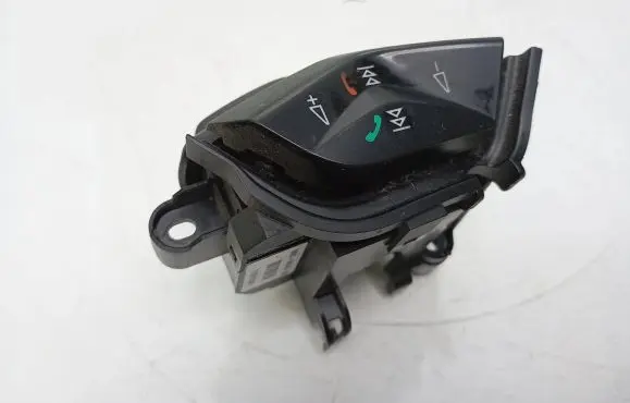 Ford Focus Steering wheel buttons/switches AM5T14K147DB 11SEP13DR1