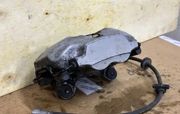 BMW 5 G30 G31 Front brake caliper 688373601