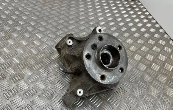 BMW 2 F45 Front wheel hub 6876646