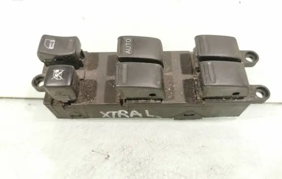Nissan X-Trail T30 Electric window control switch