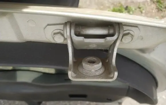 Alfa Romeo 147 Tailgate/trunk/boot hinge