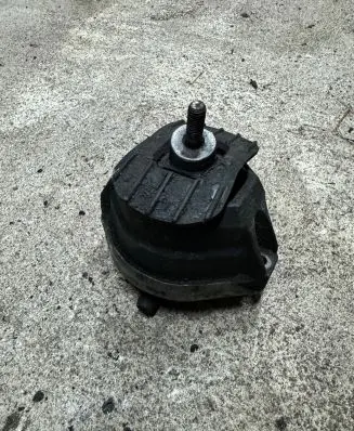 BMW 5 E60 E61 Engine mount bracket 6761092