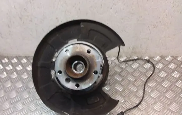 BMW X6 F16 Rear wheel hub 6877217