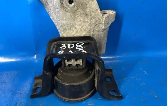 Nissan Sentra B17 Engine mount bracket 112101KC0B