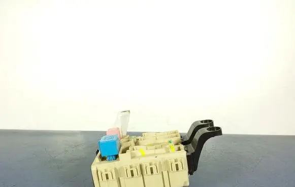Toyota Avensis T270 Fuse box set 8273005720