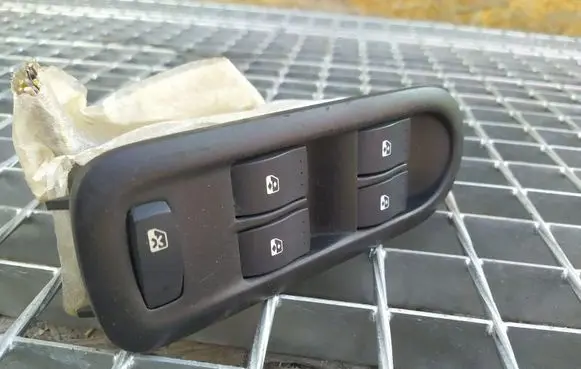 Renault Megane II Quarter vent window switch 156018070E