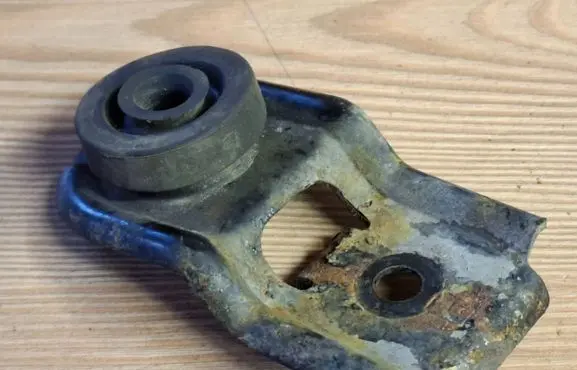 Subaru Legacy Radiator mount bracket 