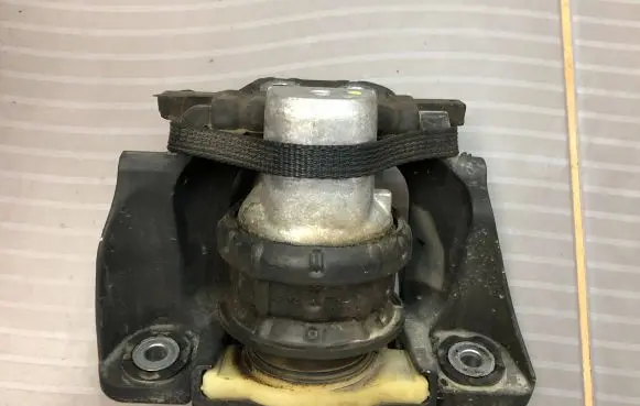 Volvo XC60 Engine mount bracket 32137495