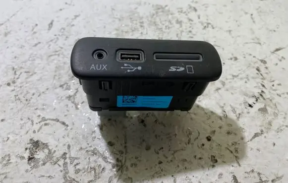Dodge Challenger USB socket connector 68206384AC 33169193 0313165657