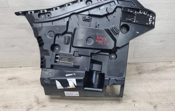 Rear bumper mounting bracket