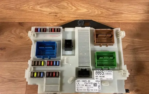 Ford Mondeo MK IV Fuse module AG9T14A073BD 116RA000084 LTQF01125TP