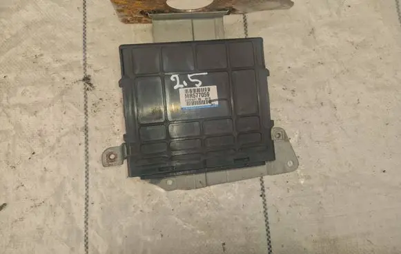 Mitsubishi Pajero Engine control unit/module MR577059
