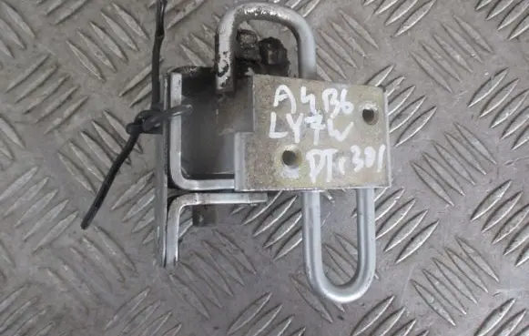 Audi A4 S4 B6 8E 8H Front door lower hinge 8E0833411