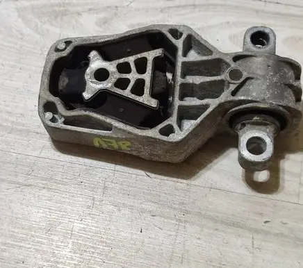 Mercedes-Benz CLA C117 X117 W117 Engine mount bracket A2462401209