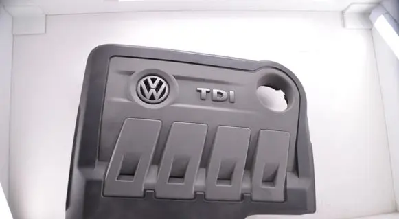 Volkswagen Golf VI Engine cover (trim) 03L103925T
