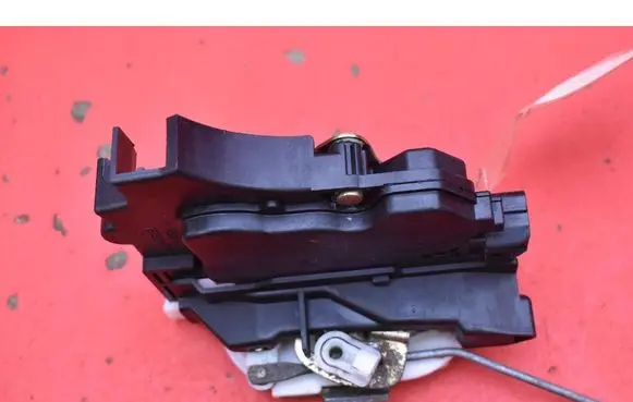 Mitsubishi Lancer Front door lock 