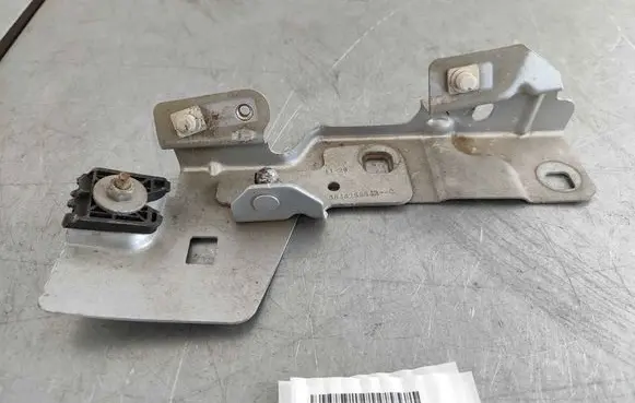Renault Zoe Fender mounting bracket 654825654R