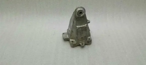 Mercedes-Benz C W205 Engine mount bracket A2742231004