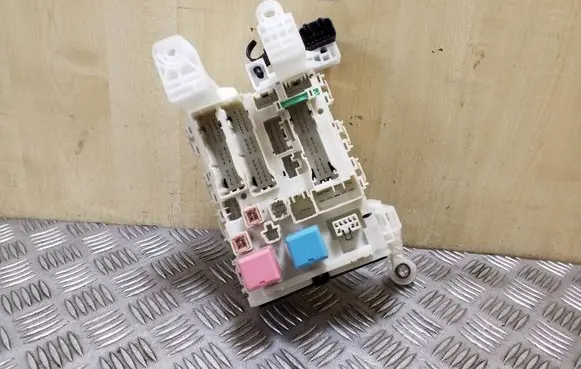 Toyota Verso Fuse module 827300F060D