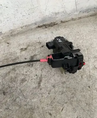 Opel Zafira B Rear door lock 13210739