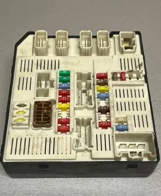 Renault Laguna III Fuse module 284B60013R 3410023126 519186415