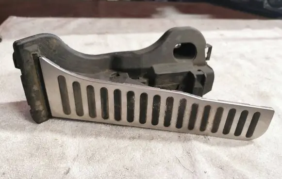 Accelerator throttle pedal