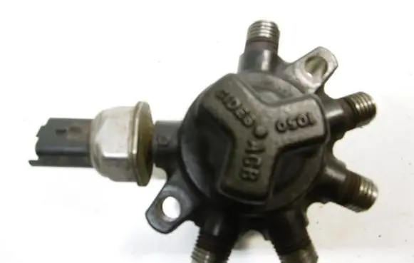 Renault Clio II Fuel distributor 8200057345