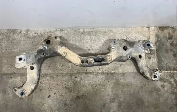 Engine mounting bracket