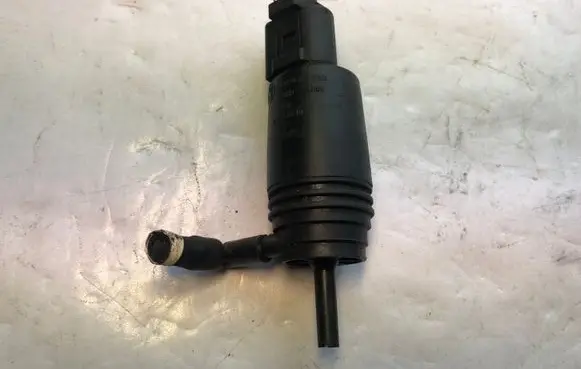 BMW 5 E60 E61 Windscreen/windshield washer pump 8377612 67128377612 23557610
