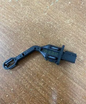 Mercedes-Benz CLS C219 Oil temperature sensor 100289 E69