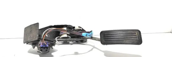 Accelerator throttle pedal