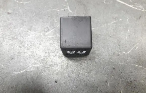 Audi 100 C1 Fuel pump relay 443951307