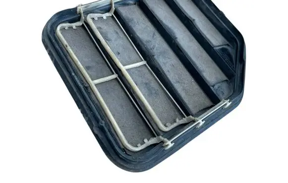 Quarter panel pressure vent