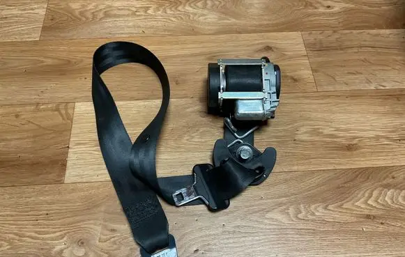 Citroen C4 I Front seatbelt 040066
