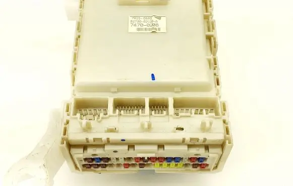 Toyota Auris 150 Fuse module 7A150440 8273002120A