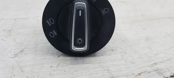 Volkswagen Polo V 6R Tailgate/trunk/boot open switch 847WV
