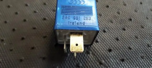 Volkswagen PASSAT B5.5 Other relay 8A0951253 899587