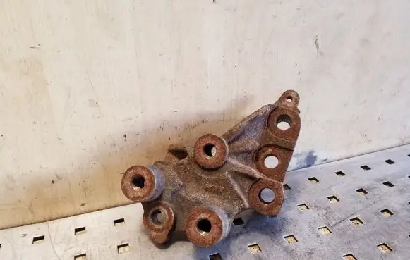 Engine mounting bracket
