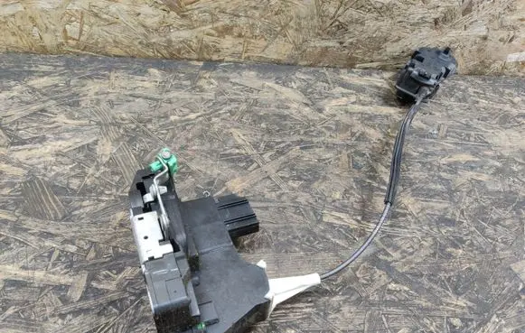 Ford Escape I Rear door lock D0971992