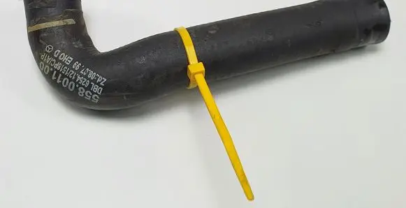 Mercedes-Benz C W203 Engine coolant pipe/hose 558001100