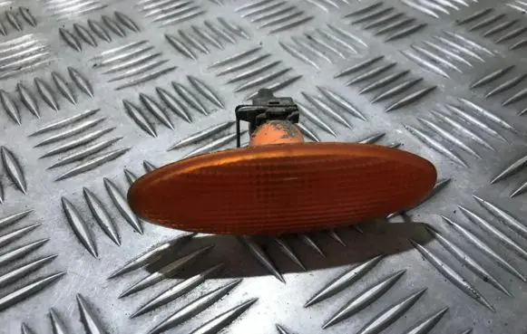 Front fender indicator light