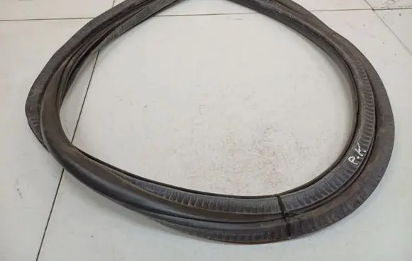Skoda Octavia Mk2 (1Z) Rubber seal front coupe door