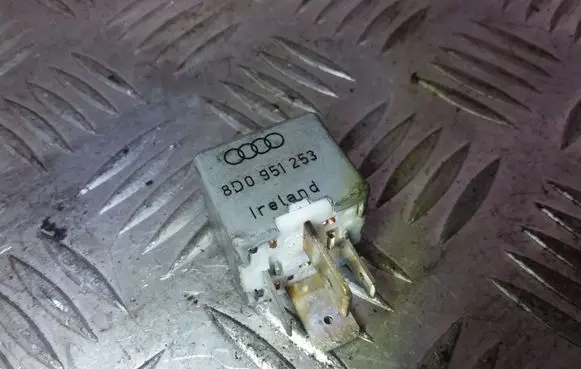 Volkswagen PASSAT B5 Other relay 8D0951253 370